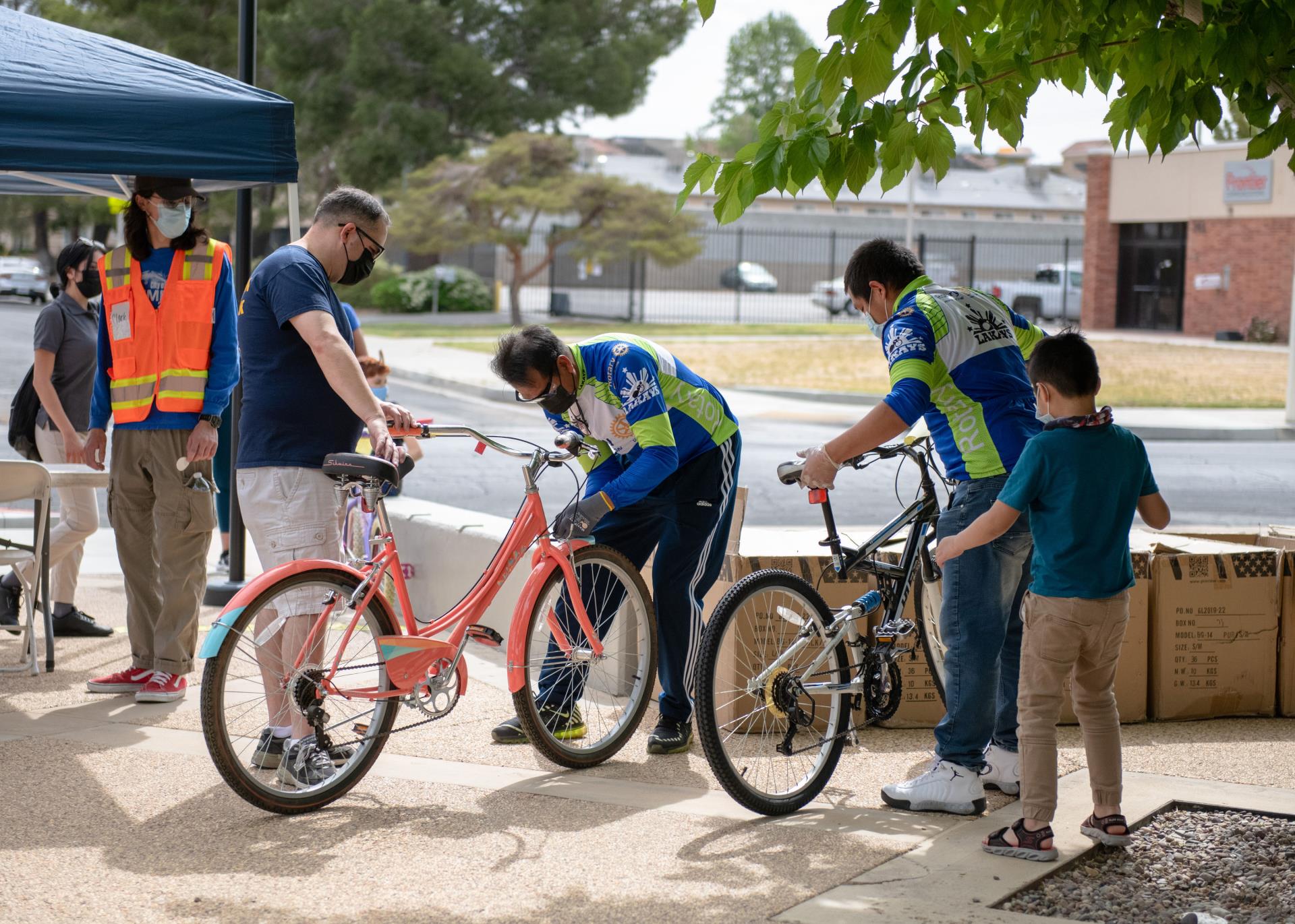 Volunteers fixing bike at SEE AND BE SEEN event